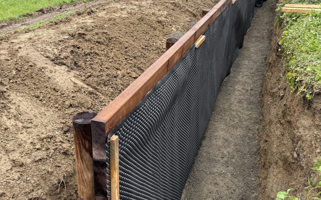 Mur de soutènement en rondins bois : solution durable pour la stabilisation des terrains