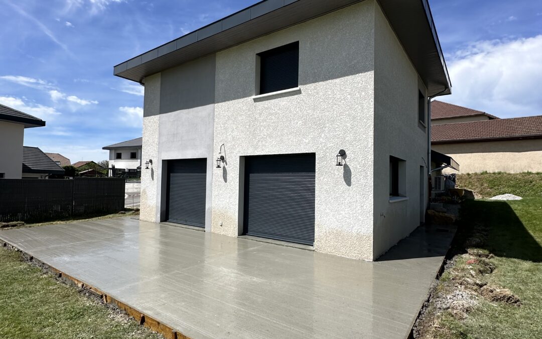 Aménagement complet des abords de maison : dalle béton et murets de soutènement